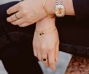 Should jewellery be removed before using an AED?